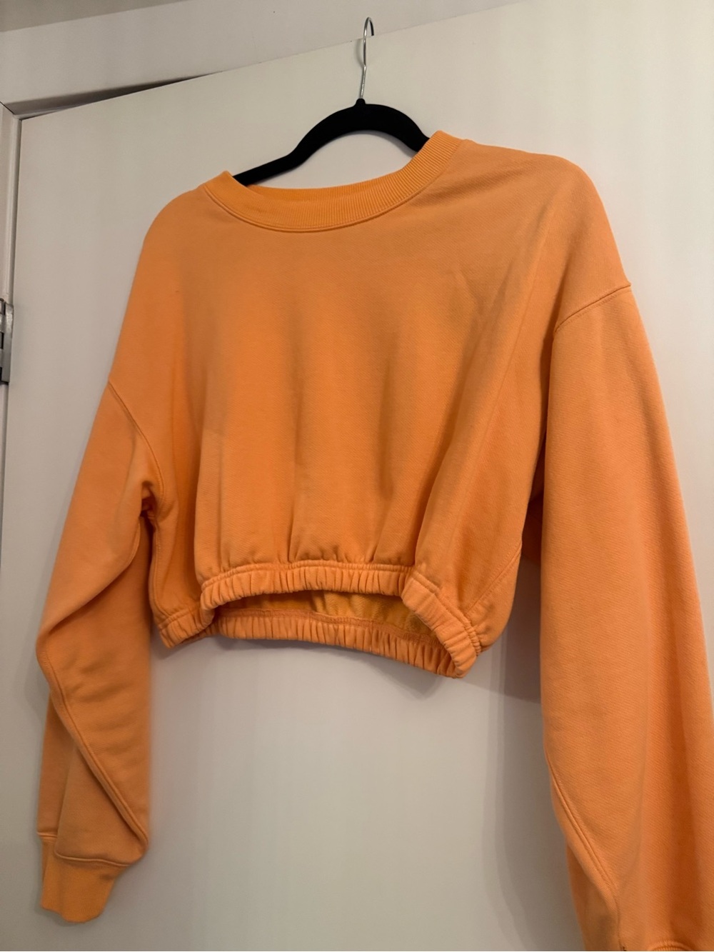 ALO Yoga Cropped Peach-Orange Crewneck Sweatshirt